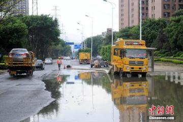 福州暴雨过后民众生活秩序逐步恢复