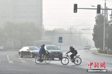 北京现代汽车网-北京现强浓雾天气建筑物被雾霾笼罩